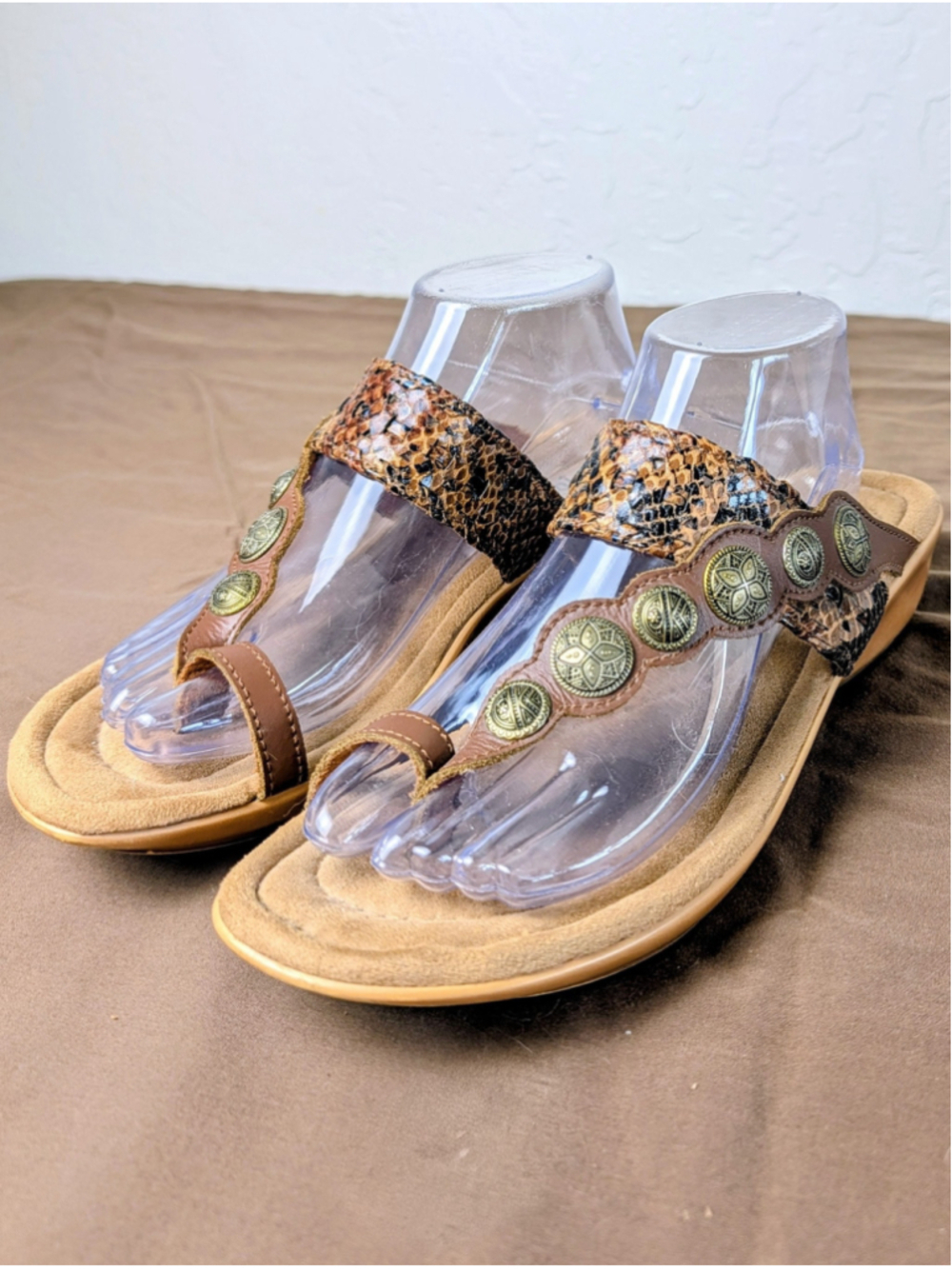 Minnetonka Womens Snake Print Thong Wedge Sandals Boho Concho Medallion Brown 10